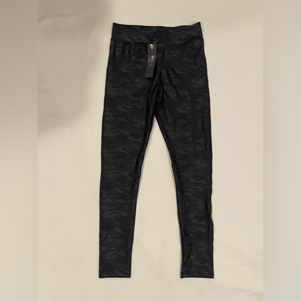 NWT Black Camo Leggings, women’s small